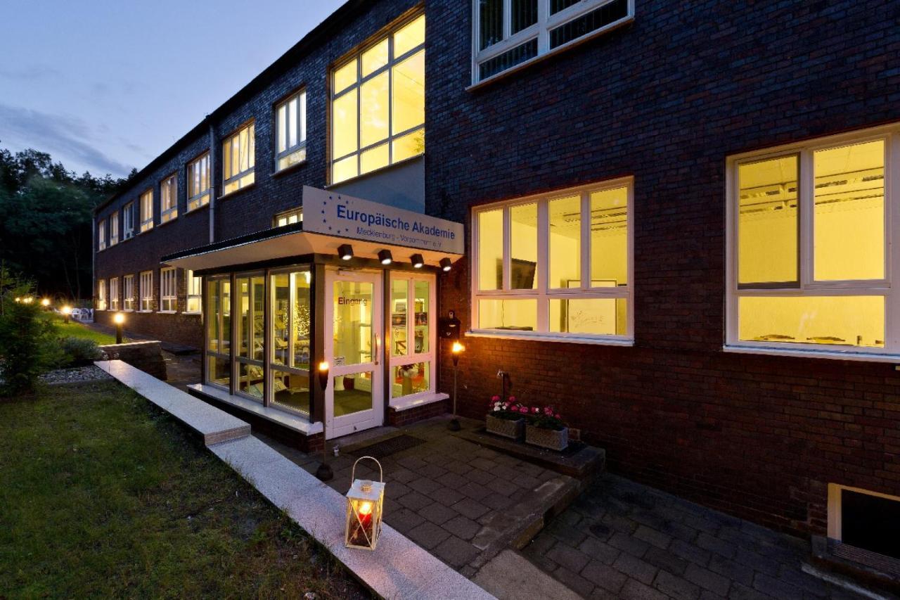 Bed and Breakfast Seminarhaus Europaeische Akademie Waren  Esterno foto